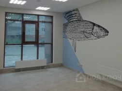 Ремонт торгового помещения: витринное окно с радиатором и роспись стены