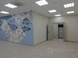 Ремонт магазина: голубая роспись стены с рисунком рыб и дверь в подсобное помещение