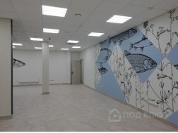 Отделка торгового зала: колонна, светлый наливной пол и стена с художественной росписью