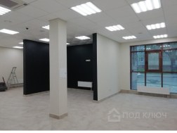 Ремонт торгового зала: колонны, витринные окна и тёмные акцентные стены